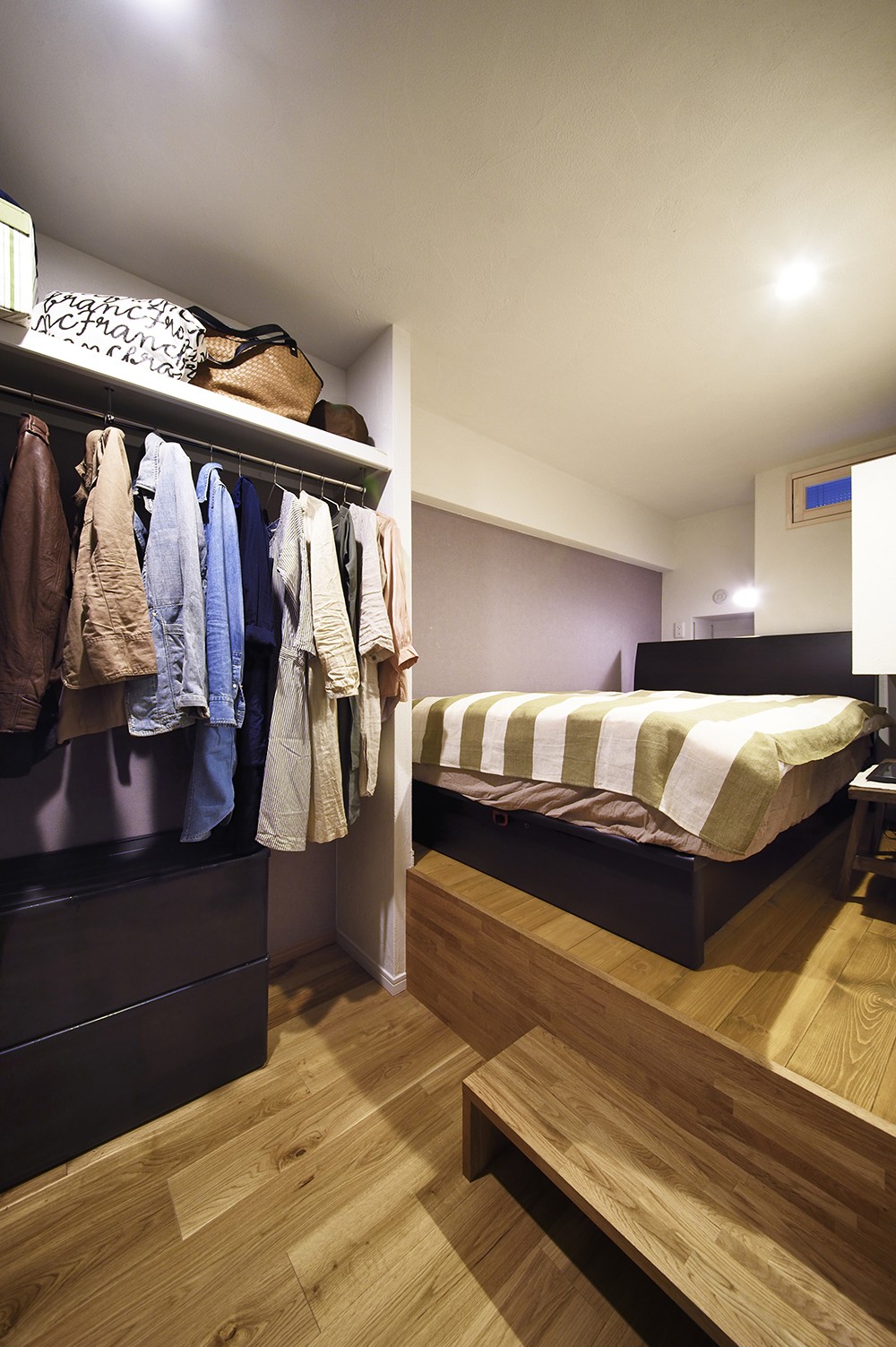 ベッドルーム事例：小上がり付きの寝室（デザイン＋自然素材　こだわりの住まい）