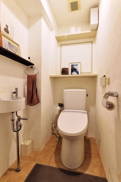 飾り棚が便利なトイレ (横浜市N様邸 ～光と緑が映える家～)