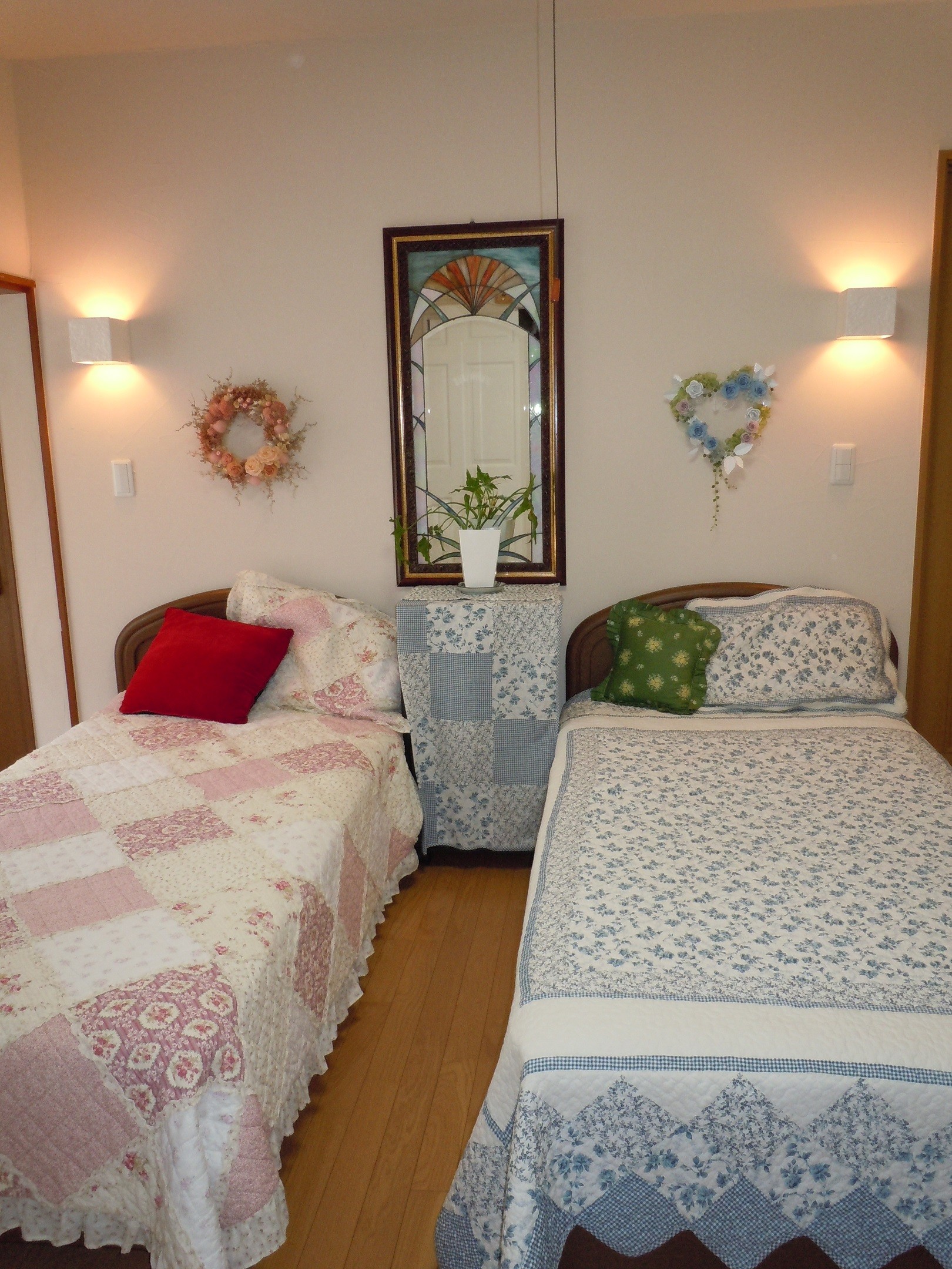 ベッドルーム事例：珪藻土の壁・天井の寝室（ワンちゃんたちと雨の日も楽しく暮らす、寒さを改善したリノベーション）