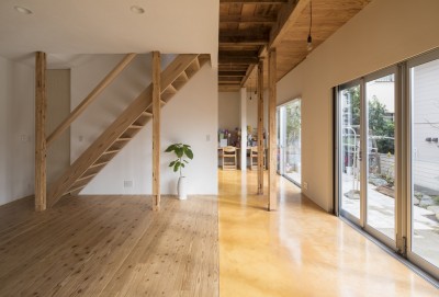鎌倉の家〜祖父母の家を引き継ぐ木造戸建てリノベーション〜 (広縁と板間のリビング)