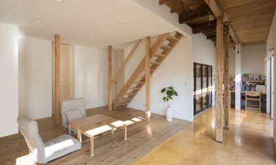 鎌倉の家〜祖父母の家を引き継ぐ木造戸建てリノベーション〜 (杉フローリングのリビング)