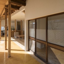 鎌倉の家〜祖父母の家を引き継ぐ木造戸建てリノベーション〜 (磨き土間の広縁と古材建具)