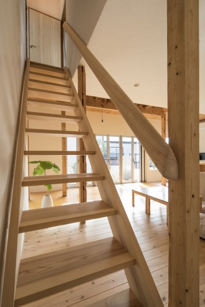 鎌倉の家〜祖父母の家を引き継ぐ木造戸建てリノベーション〜 (吉野杉の階段と杉削り出しの階段)