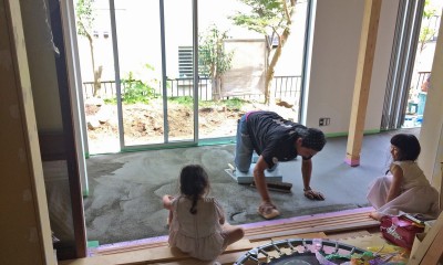 鎌倉の家〜祖父母の家を引き継ぐ木造戸建てリノベーション〜 (磨き土間床の広縁の下塗り)