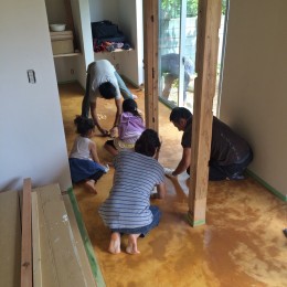 鎌倉の家〜祖父母の家を引き継ぐ木造戸建てリノベーション〜 (みんなで広縁の磨き土間床仕上げ)
