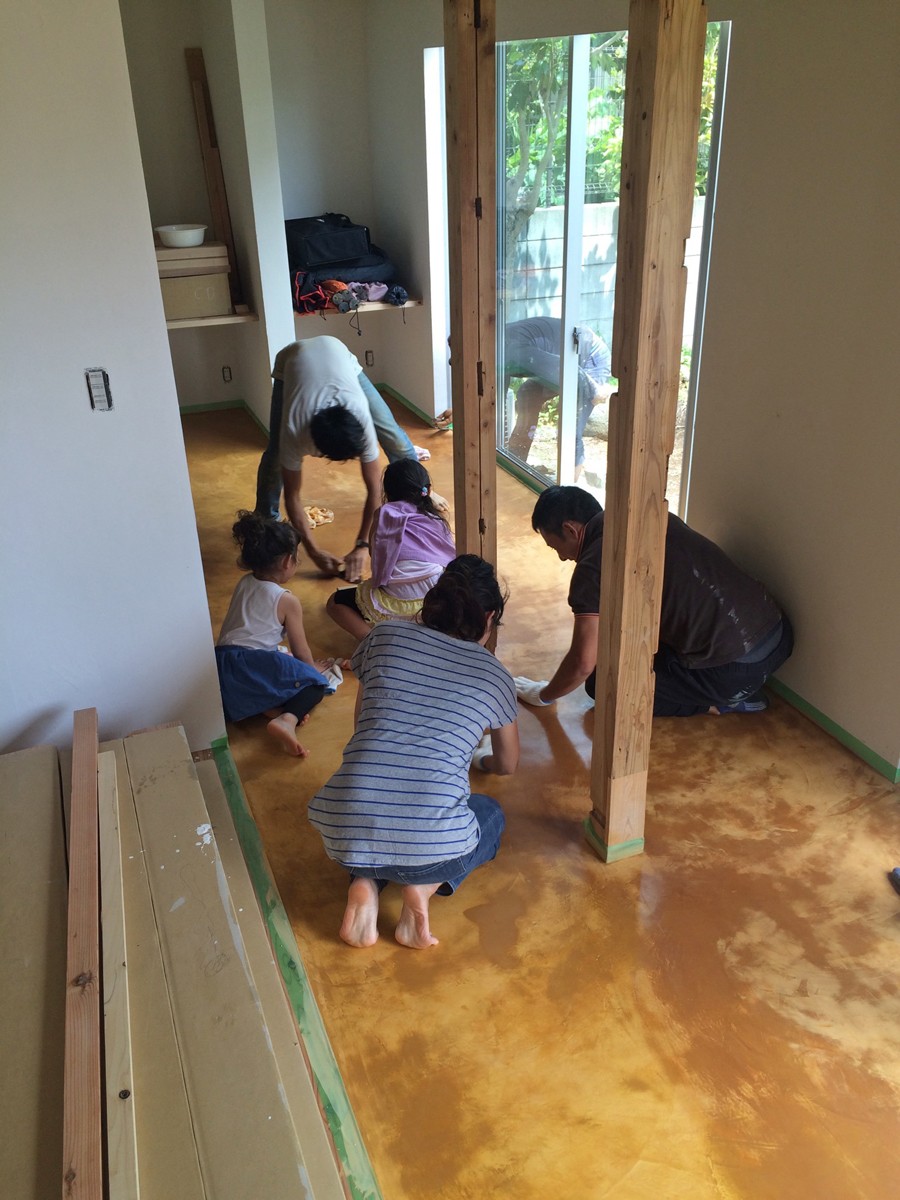 みんなで広縁の磨き土間床仕上げ 鎌倉の家 祖父母の家を引き継ぐ木造戸建てリノベーション リビングダイニング事例 Suvaco スバコ