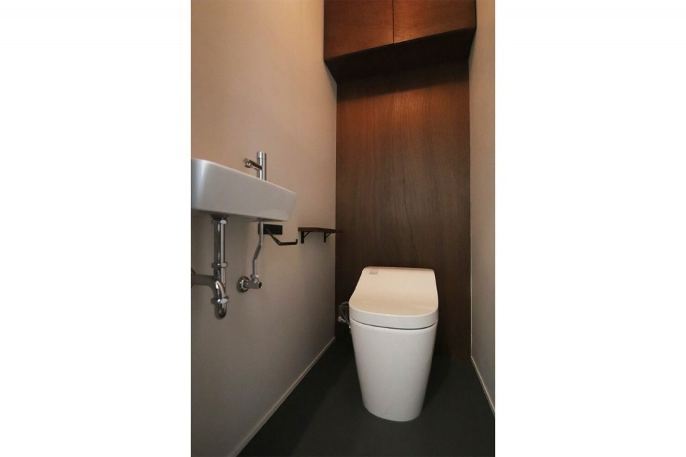 インダストリアル×ナチュラルの調和がとれた広々空間へ (トイレ)