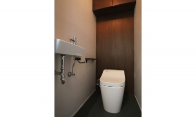トイレ｜インダストリアル×ナチュラルの調和がとれた広々空間へ