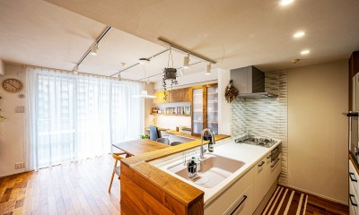 ペニンシュラスタイルの開かれたキッチン｜心地いいは顔に出る。自然素材の上質な大人リノベーション