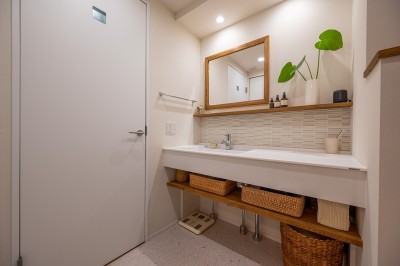 リゾートホテルのようにシンプルでナチュラルな洗面室 (心地いいは顔に出る。自然素材の上質な大人リノベーション)