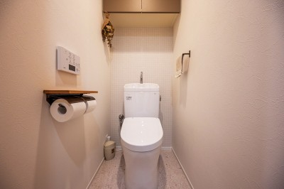 必要なものだけをプラスした白と木のトイレ空間 (心地いいは顔に出る。自然素材の上質な大人リノベーション)