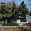 高尾山口の家の写真 背景に国立公園のみえる外観