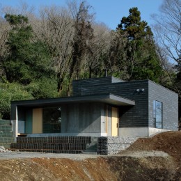 高尾山口の家 (背景に国立公園のみえる外観)