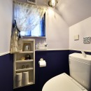 ヨーロピアンクラシカルな住まいの写真 かわいい小部屋のようなトイレ