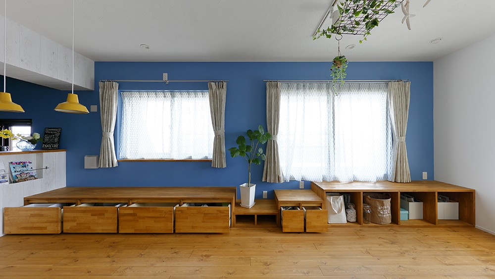 収納事例：お部屋と一体感のあるベンチ収納（海を感じるブルーカラー）