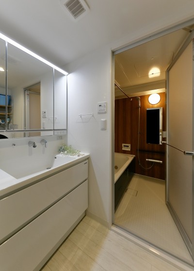 機能性・デザイン性に優れた洗面室とバスルーム (海を感じるブルーカラー)