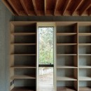 高尾山口の家の写真 天井いっぱいの本棚がある書斎