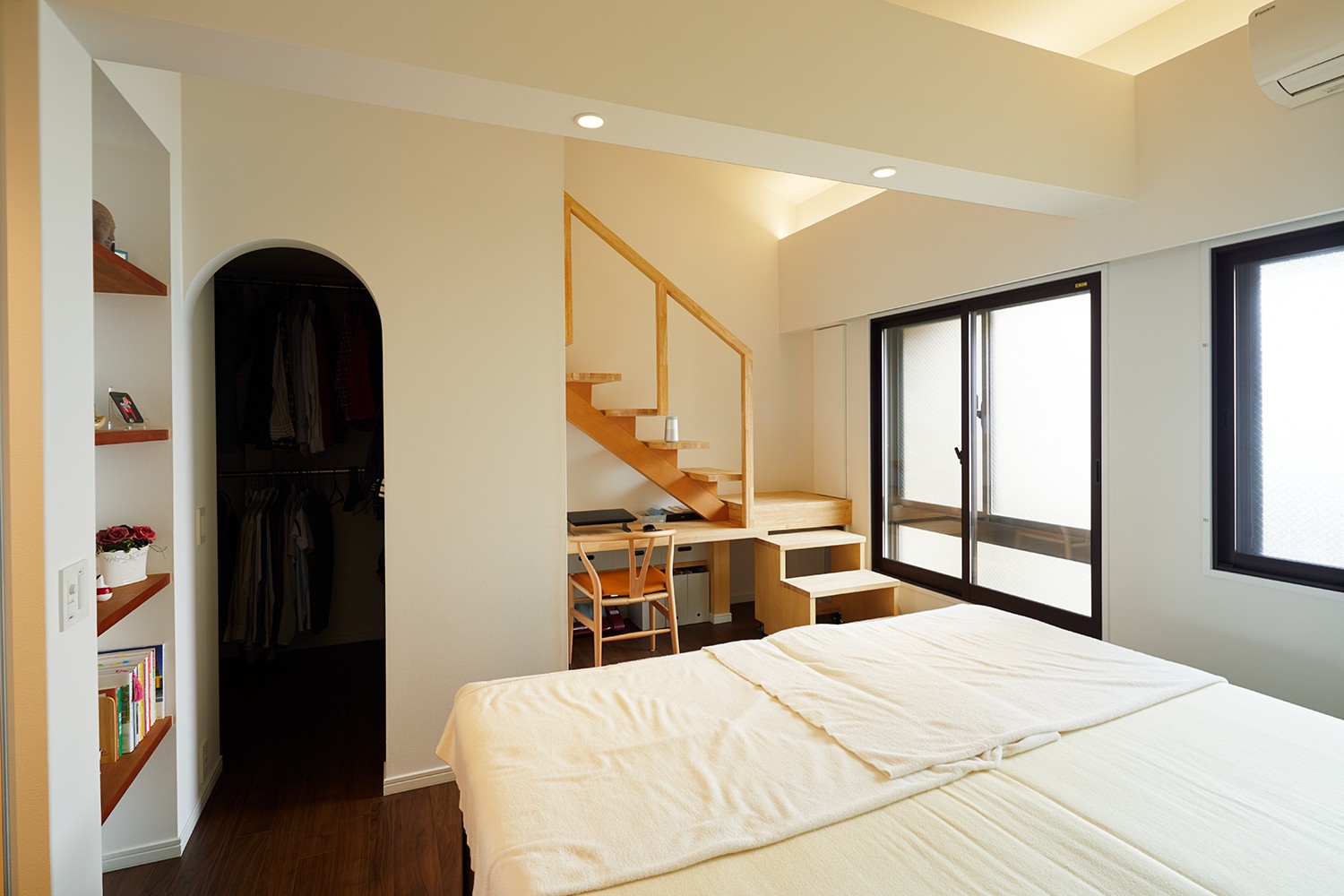 ロフト階段がある寝室 国立の改装 ベッドルーム事例 Suvaco スバコ
