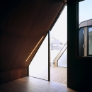東北沢の住宅 / リビングに木の箱が浮遊するの写真 寝室、テラス
