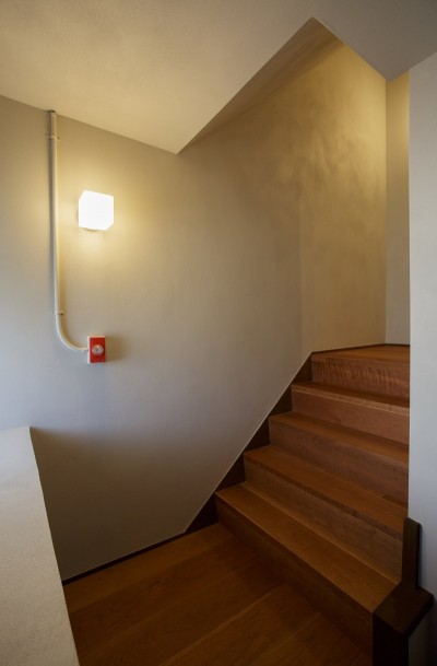 階段 (上質な質感に包まれた光と風・風景を楽しむ家)