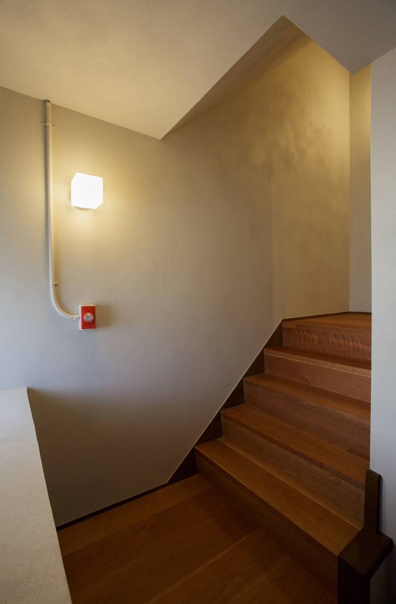 玄関事例：階段（上質な質感に包まれた光と風・風景を楽しむ家）
