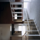 東北沢の住宅 / リビングに木の箱が浮遊するの写真 ダイニングキッチン、吹き抜け、階段