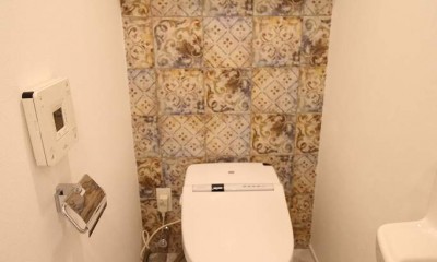 トイレ空間をタイルでおしゃれに｜オーダーキッチンとタイルでスペイン風インテリア空間を創造
