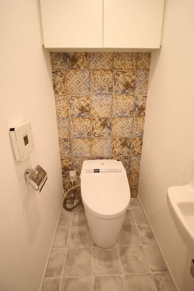 バス/トイレ事例：トイレ空間をタイルでおしゃれに（オーダーキッチンとタイルでスペイン風インテリア空間を創造）