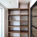 オーダーキッチンとタイルでスペイン風インテリア空間を創造の写真 壁にピッタリな本棚を付ける