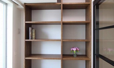 壁にピッタリな本棚を付ける｜オーダーキッチンとタイルでスペイン風インテリア空間を創造