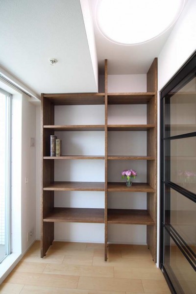 壁にピッタリな本棚を付ける (オーダーキッチンとタイルでスペイン風インテリア空間を創造)