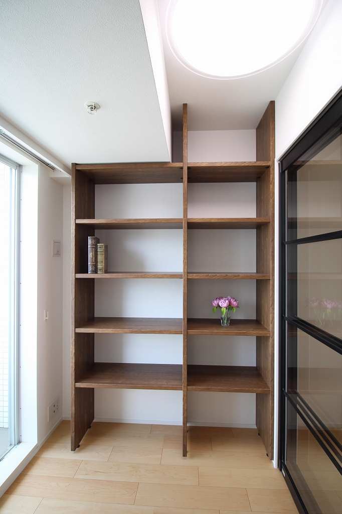 リビングダイニング事例：壁にピッタリな本棚を付ける（オーダーキッチンとタイルでスペイン風インテリア空間を創造）