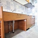 オーダーキッチンとタイルでスペイン風インテリア空間を創造の写真 キッチンの床とシンク下の空間