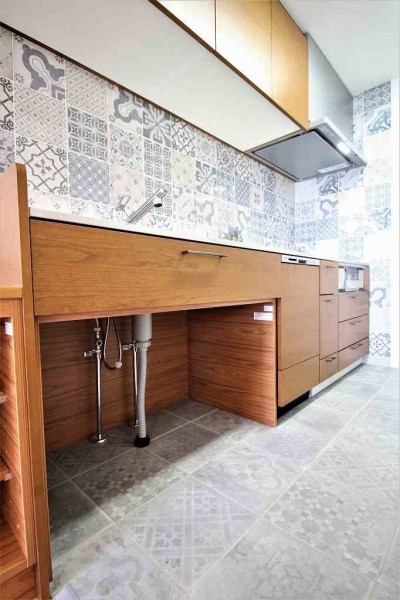 キッチンの床とシンク下の空間 (オーダーキッチンとタイルでスペイン風インテリア空間を創造)