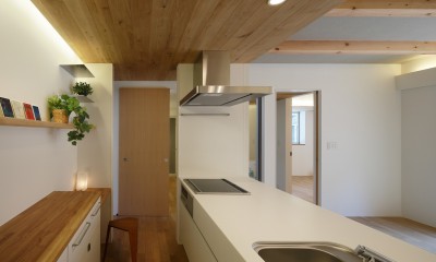 親世帯キッチン｜木の温かみのある2世帯住宅 ( 関町北の家 )