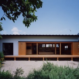 辻堂東海岸の家～大きな窓で緑の庭と一体になる平屋 (木製建具を全開にした外観)
