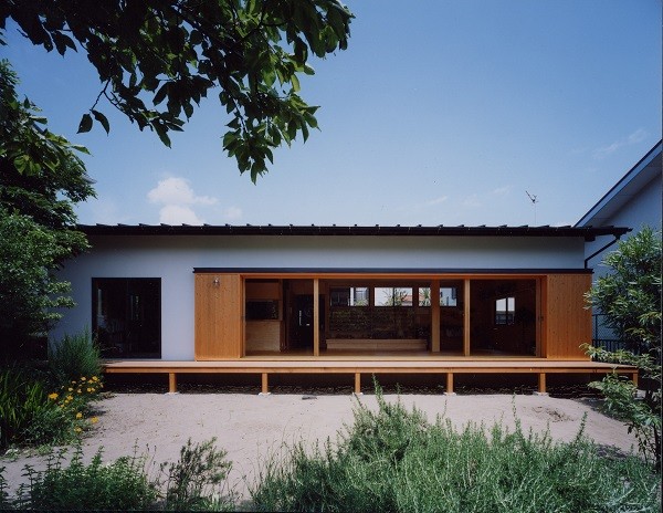 外観事例：木製建具を全開にした外観（辻堂東海岸の家～大きな窓で緑の庭と一体になる平屋）