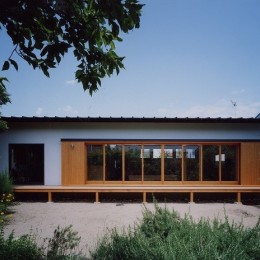 辻堂東海岸の家～大きな窓で緑の庭と一体になる平屋 (木製建具を閉めた外観)