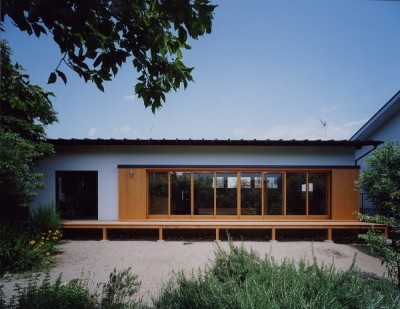 木製建具を閉めた外観 (辻堂東海岸の家～大きな窓で緑の庭と一体になる平屋)