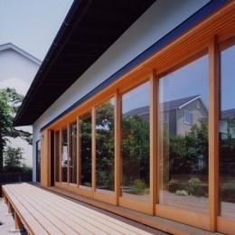 辻堂東海岸の家～大きな窓で緑の庭と一体になる平屋 (木製建具による大開口)