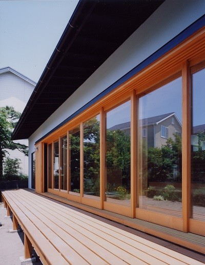 外観事例：木製建具による大開口（辻堂東海岸の家～大きな窓で緑の庭と一体になる平屋）