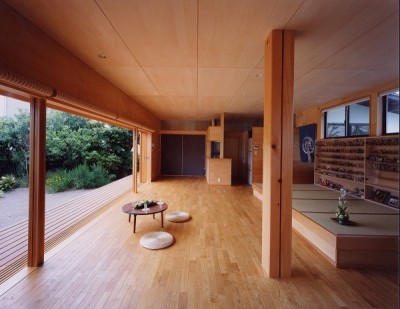 畳の小上がりがあるリビング (辻堂東海岸の家～大きな窓で緑の庭と一体になる平屋)
