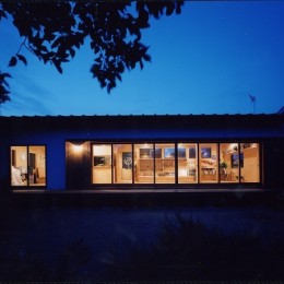 辻堂東海岸の家～大きな窓で緑の庭と一体になる平屋 (夜景)