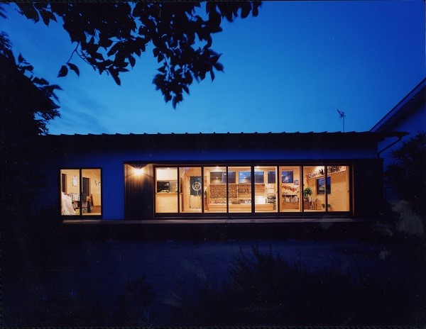 外観事例：夜景（辻堂東海岸の家～大きな窓で緑の庭と一体になる平屋）