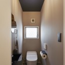 グレートーンでまとめたシックな景色の写真 トイレ