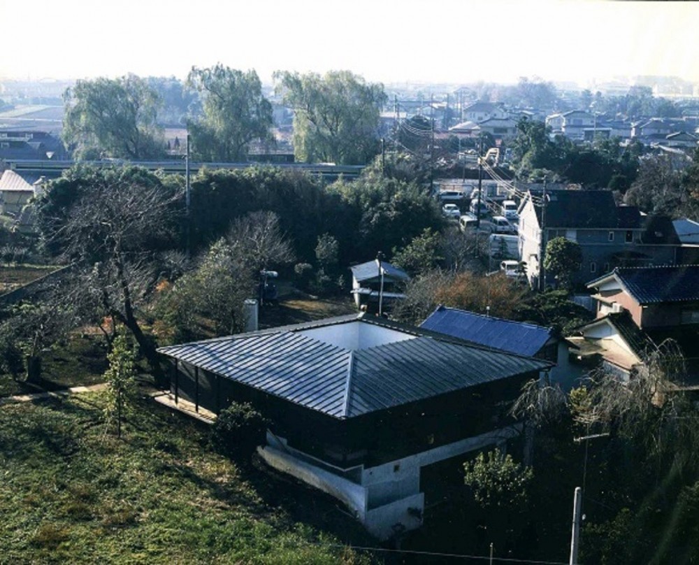回の家～桜の大木と共に生き中庭を中心に回遊する家 (上空より外観を見る)