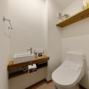 真冬でも廊下が寒くない　高断熱リノベーションの写真 設備と内装を一新したトイレ