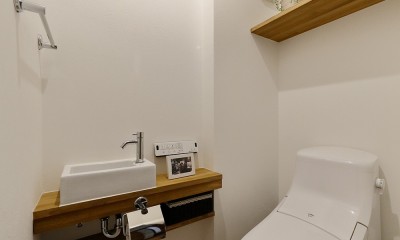 真冬でも廊下が寒くない　高断熱リノベーション (設備と内装を一新したトイレ)