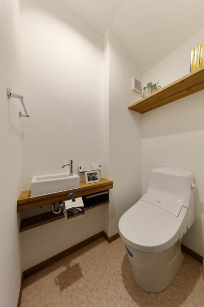 設備と内装を一新したトイレ (真冬でも廊下が寒くない　高断熱リノベーション)