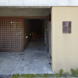 北鎌倉の家～伝統美と遊び心が融合する家 (玄関ポーチ)